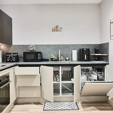 Stylish 1 Bedroom In Apartment *
